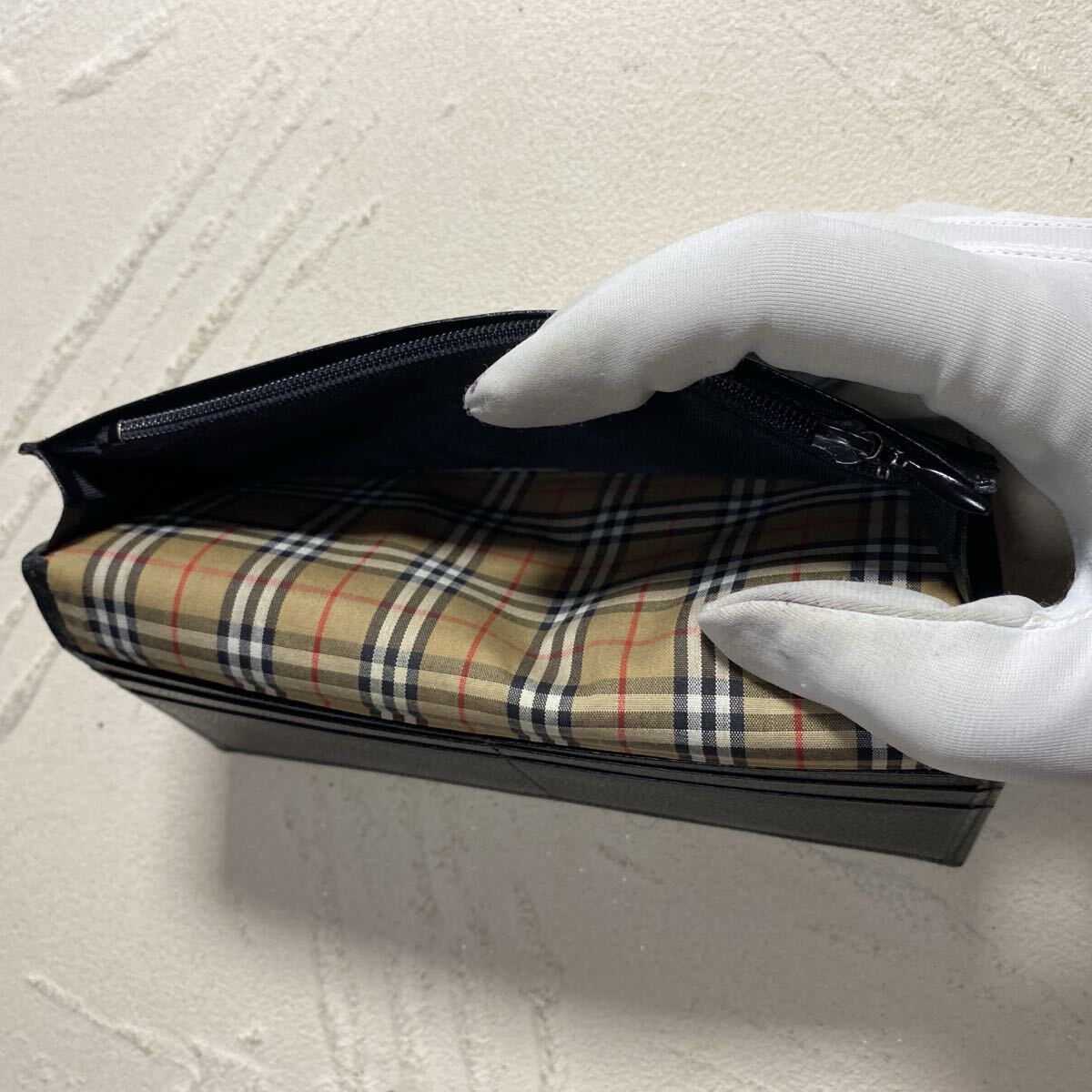 バーバリー　長財布　ブラック　本革　チェック　ロゴ刻印 BURBERRY バーバリー 長財布 ロゴ刻印 ブラック＆ノバチェック