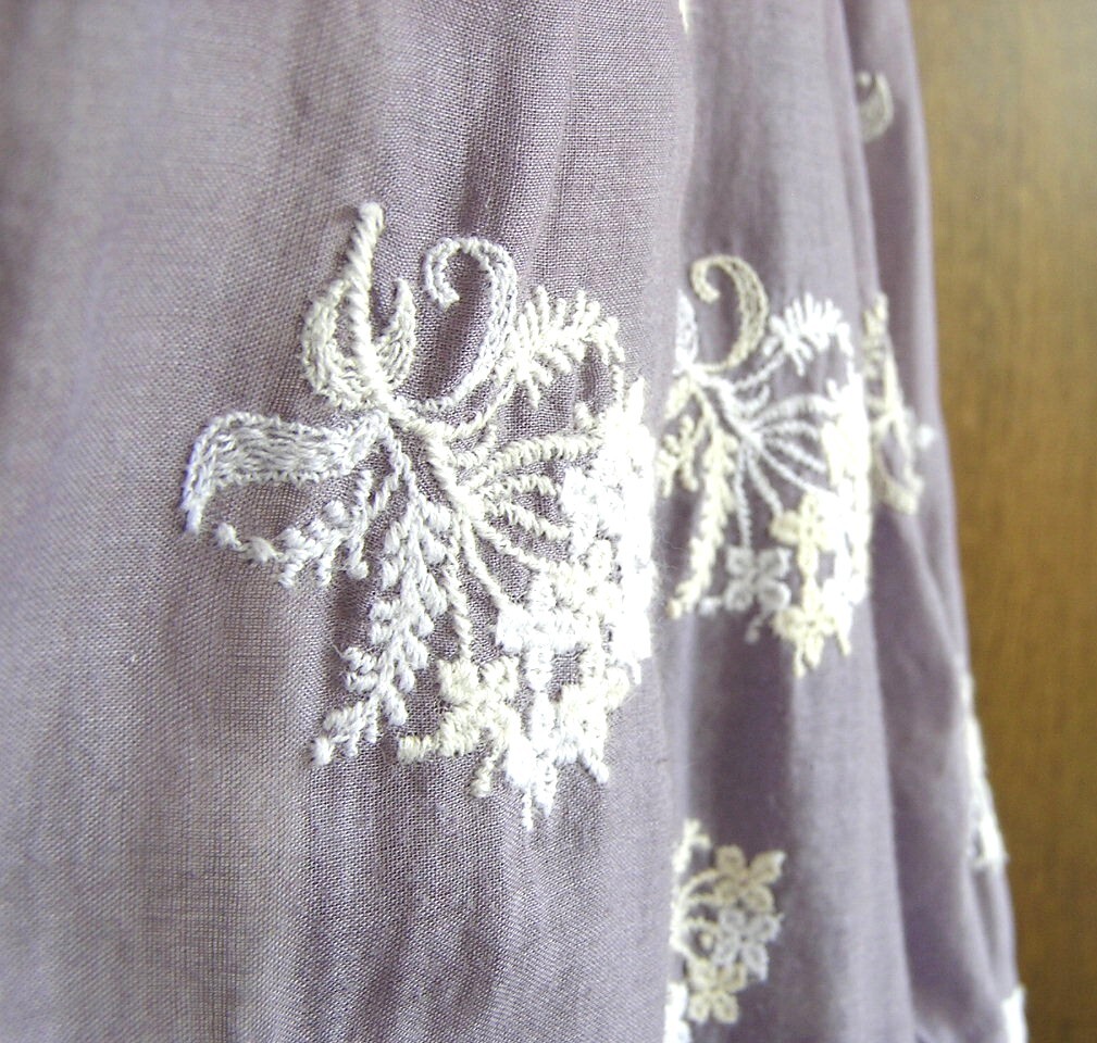 白とオフホワイトの2色使いの刺繍です。