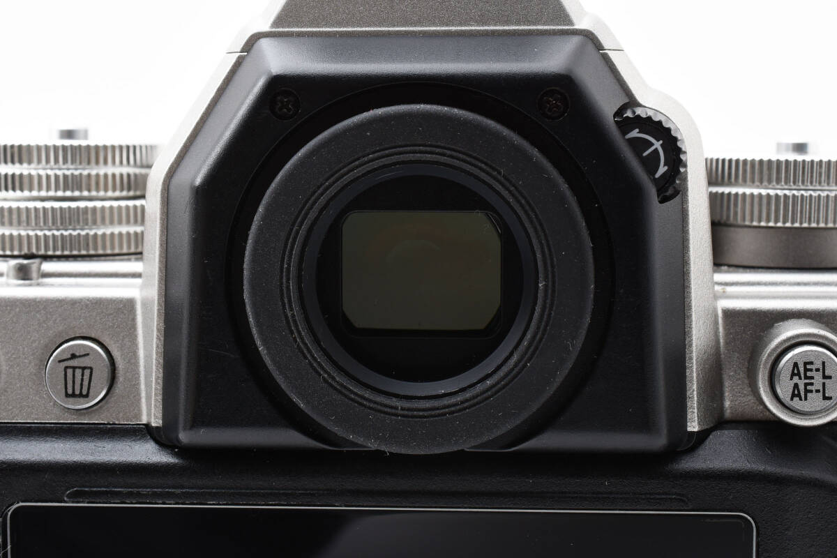 Nikon DF（シルバー）　/　AF NIKKOR 35-70mm F3.3-4.5　/　デジタル一眼レフカメラ　デジイチ　レンズセット　No.12222