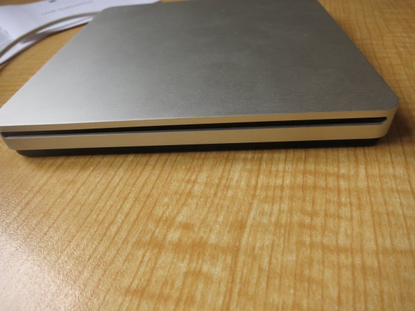 【ジャンク 読み込みません】Apple 外付け CD/DVD ドライブ / Apple USB SuperDrive / シルバー アップル マック Mac / 説明書 外箱あり_画像3