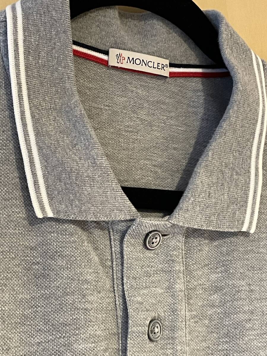 1円スタート モンクレール MONCLER 半袖ポロシャツ 正規(guī)品 トリコロールカラーライン グレー L 胸ロゴワッペン 美品