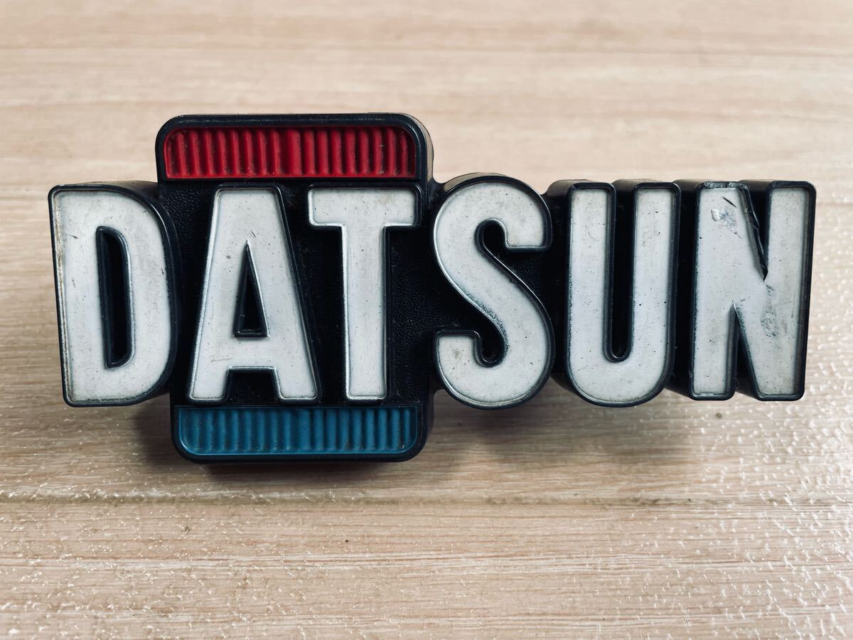 DATSUN 輸出用フロントグリルエンブレム　純正部品 62810-U2001 當時物　ダットサン610 710 ブルーバードU バイオレット