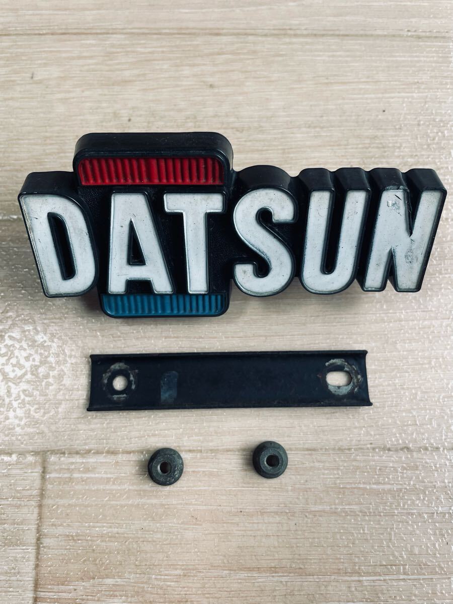 DATSUN 輸出用フロントグリルエンブレム　純正部品 62810-U2001 當時物　ダットサン610 710 ブルーバードU バイオレット