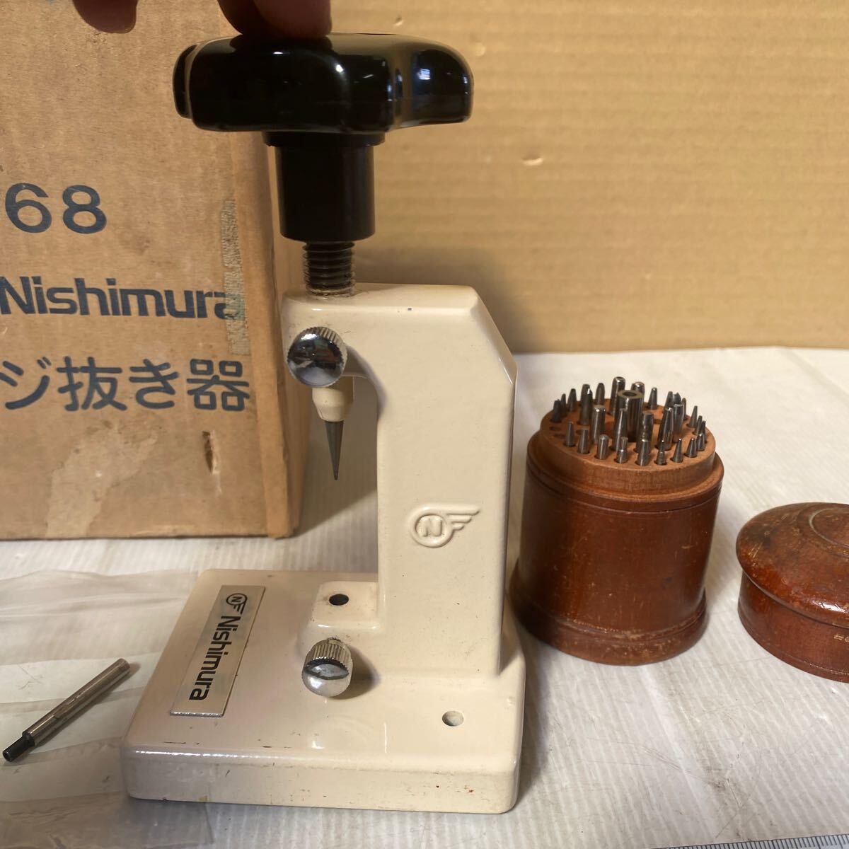 ネジ抜き器 Nishimura No.168 ピン上下確認(rèn)済 替えピン 多數(shù)あり 時(shí)計(jì)バンドのピン抜きや模型ピン抜きに ハンドルタイプ 精密機(jī)器 