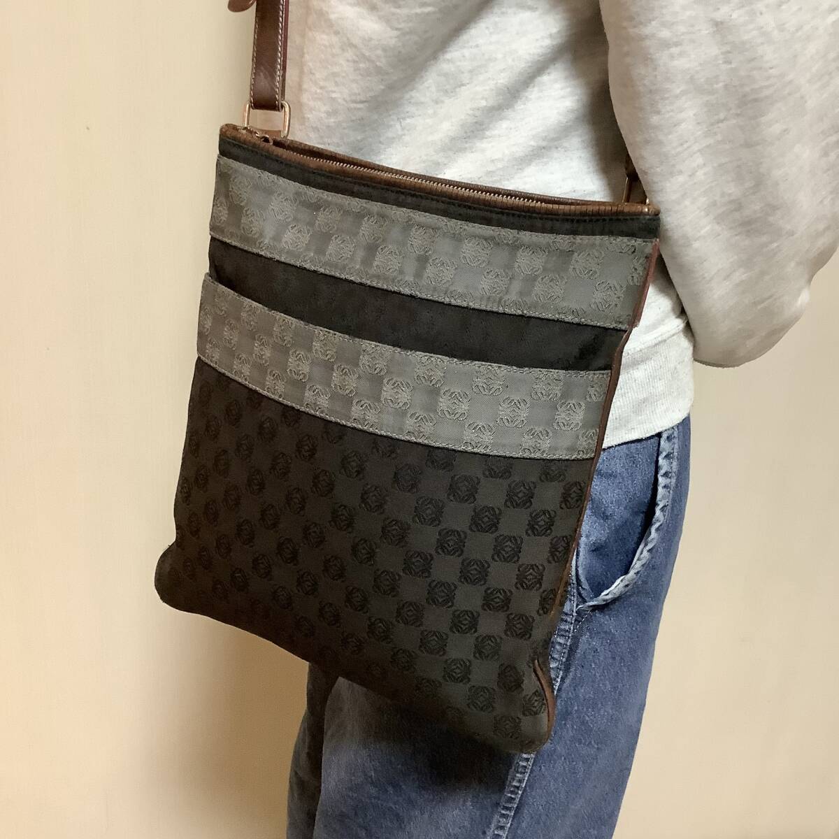 1円 ロエベ ROEWE サコッシュ ショルダーバッグ ポシェット リピートアナグラム 総柄 肩掛け 斜め掛け クロスボディ ブラック メンズ 