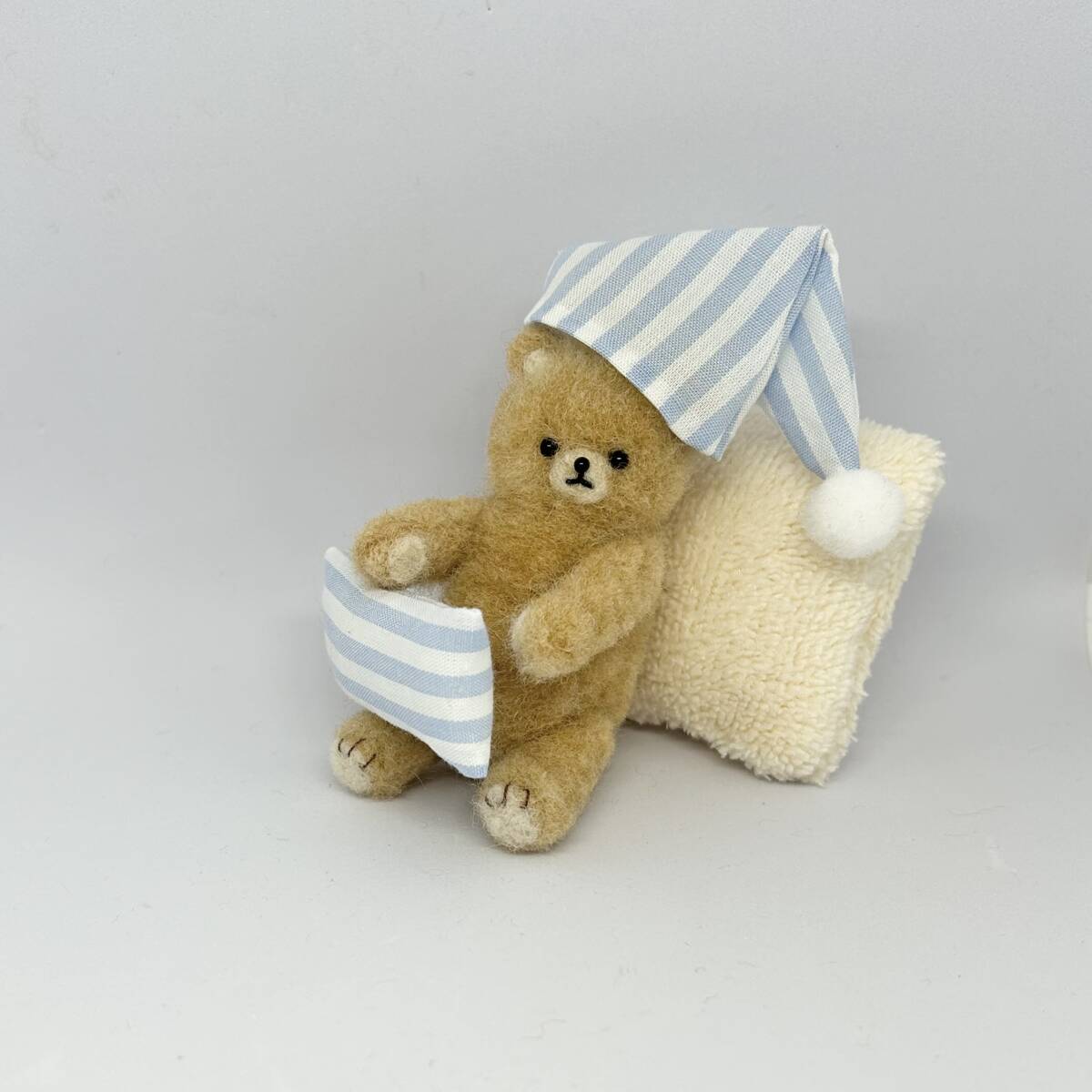 【12月スーパーSALE 15%OFF】 小さなくまちゃん おやすみ 羊毛フェルト ハンドメイド ぬいぐるみ