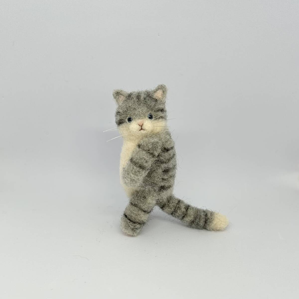 猫背なサバトラ猫 羊毛フェルト ハンドメイド ぬいぐるみ