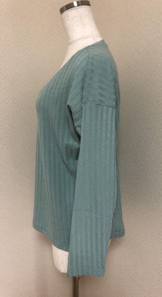 aquagarage（アクアガレージ）レディース　カットソー　長袖 vネック エメラルドグリーン 無地_画像2