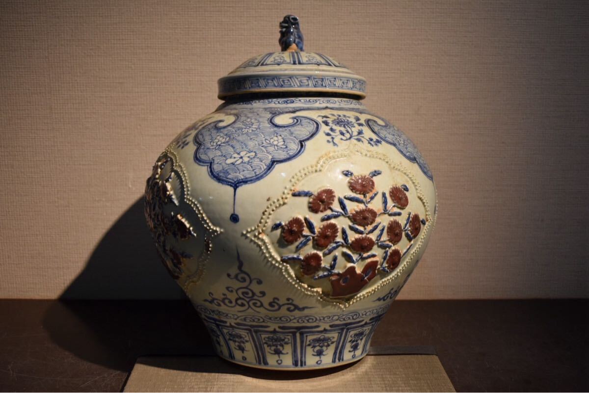 最新な GE】Z648【コレクター所蔵品】時代 青花紅釉獅子摘蓋壺/中国古玩 染付