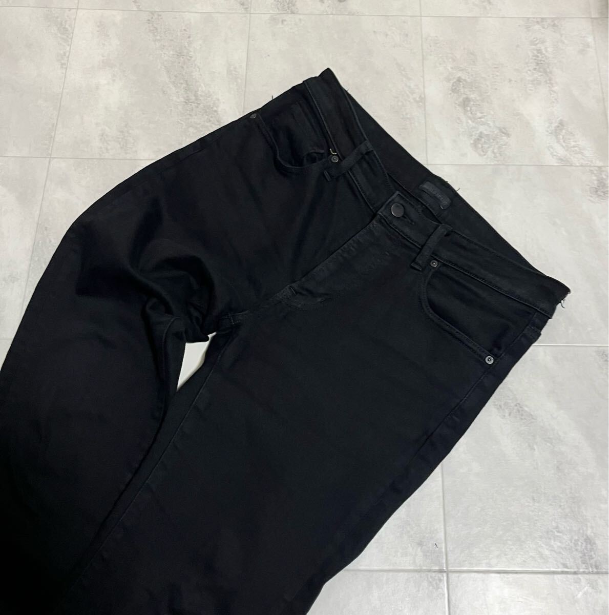美品！ユニクロ UNIQLO ウルトラストレッチ スキニーテーパード デニムジーンズ ローライズ メンズW32 　81.5　黒　ブラック