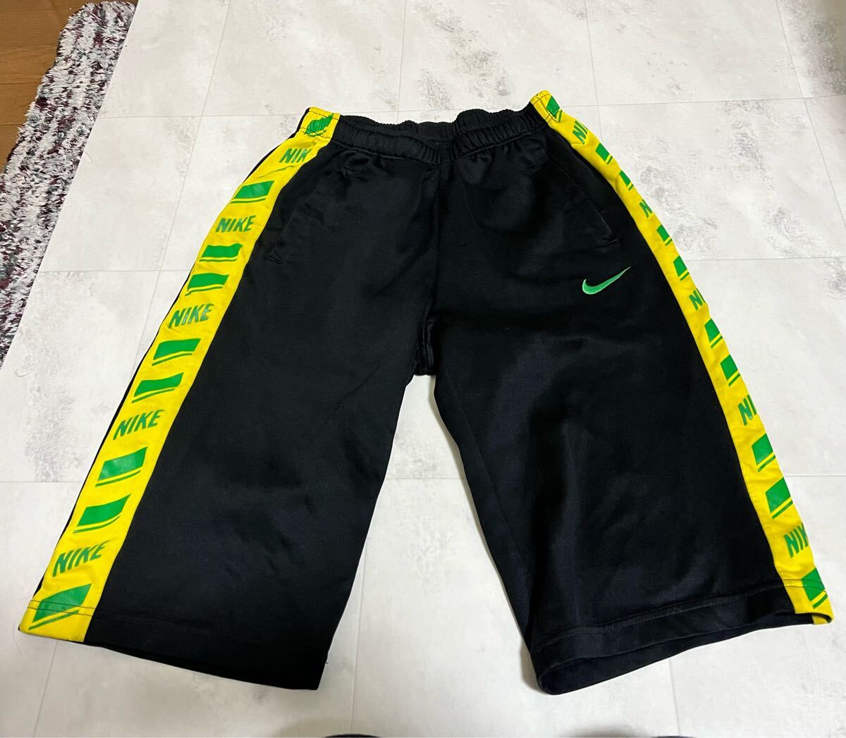 NIKE　ナイキ　ハーフパンツ　サイズM　黒　黃色