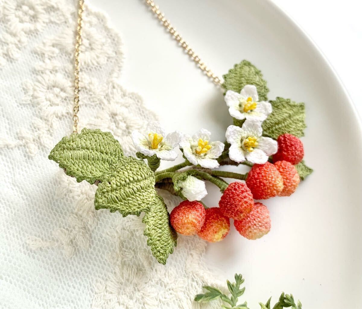さくらんぼ　ネックレス 果物 赤 実　レース編み 80番 ハンドメイド かぎ針編み ペンダント 花 白　チェリー