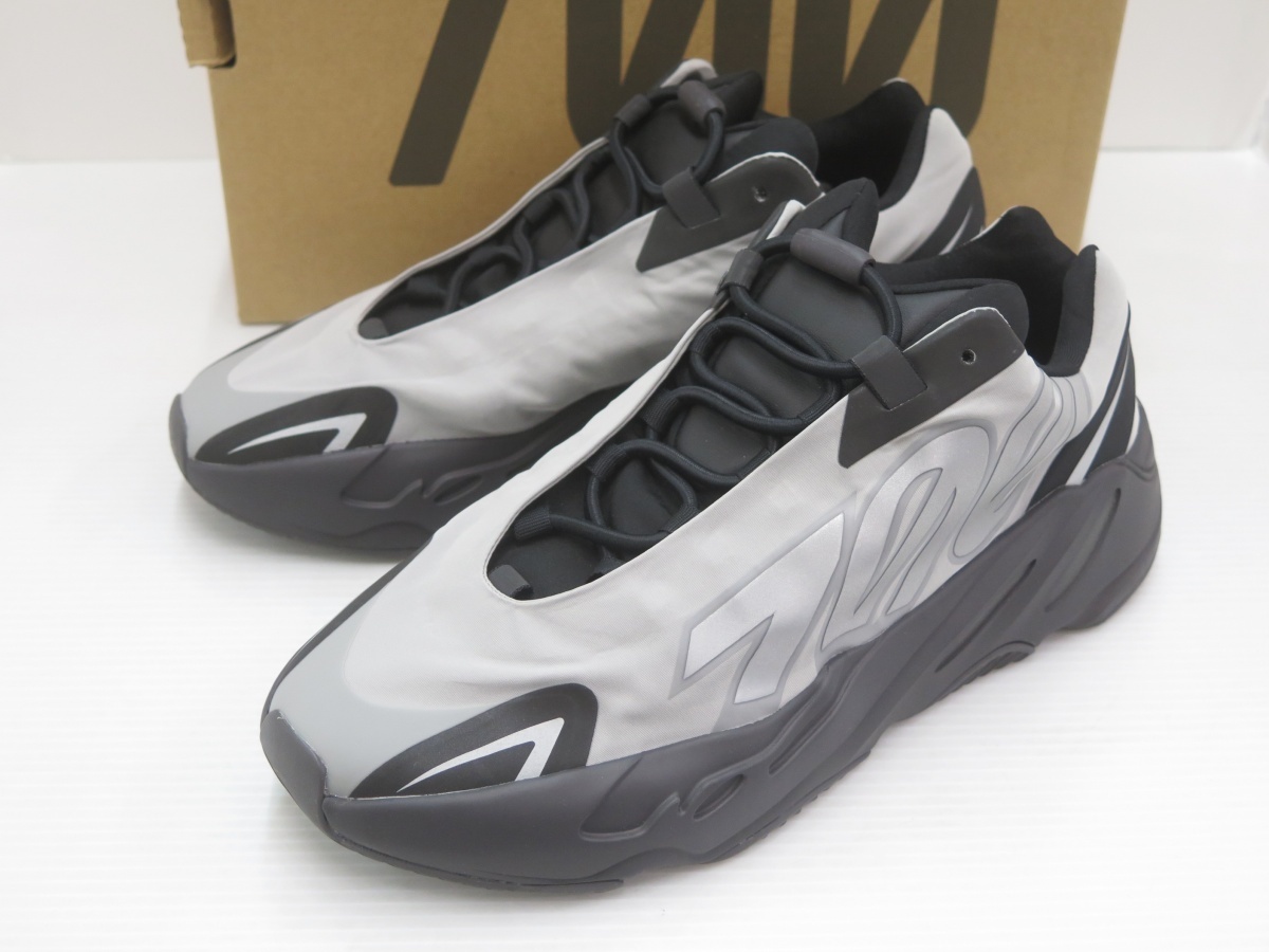 YEEZY BOOST 700 MNVN "METALLIC" GW9524 (メタリック/メタリック/メタリック)