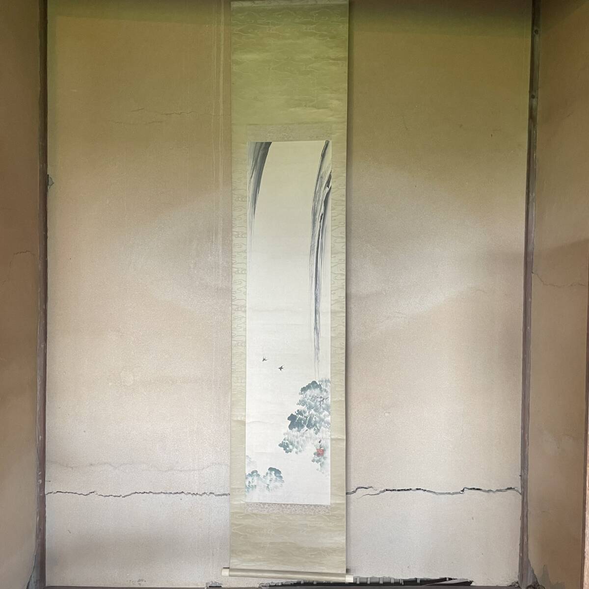 掛軸　尾竹竹波　「瀧」　燕　サイン・押印入り　合わせ箱付き　25.5.25−1 真作保証】掛軸 尾竹竹波 「瀧」 燕 日本画 風景 花鳥 本人サイン