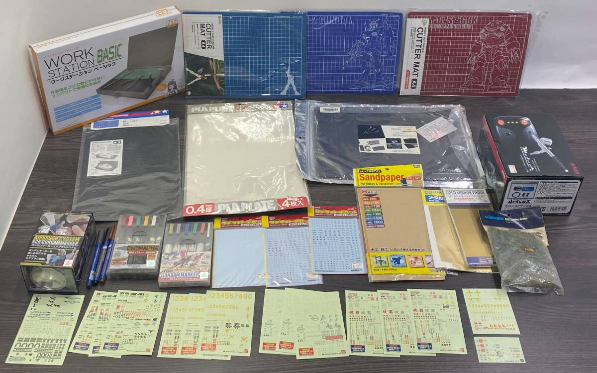 A833 1円～ 動作未確認 ガンダムマーカー エアブラシ A4カッターマット ワークステーションベーシック デカール 等 まとめて セット