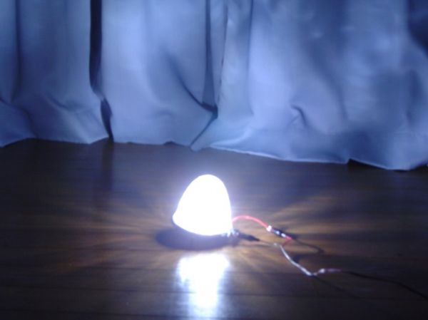 特注の超高輝度30.000mcdのLEDを18発使用。