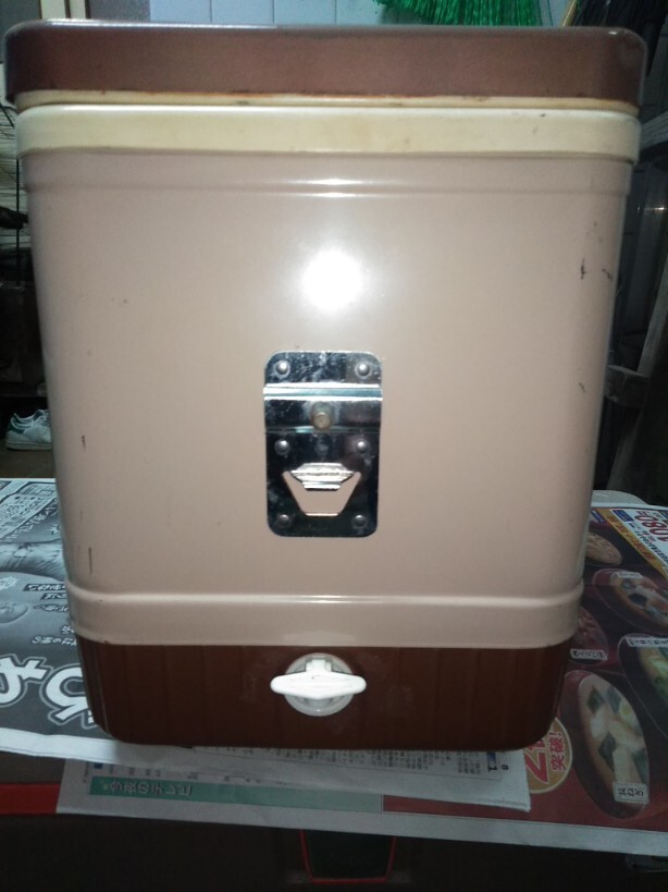 【訳アリ完全品では有りません!】ビンテージ・ユーズド品・コールマン・スノーライト・クーラーボックス・約28QT・バターナッツ色_画像5