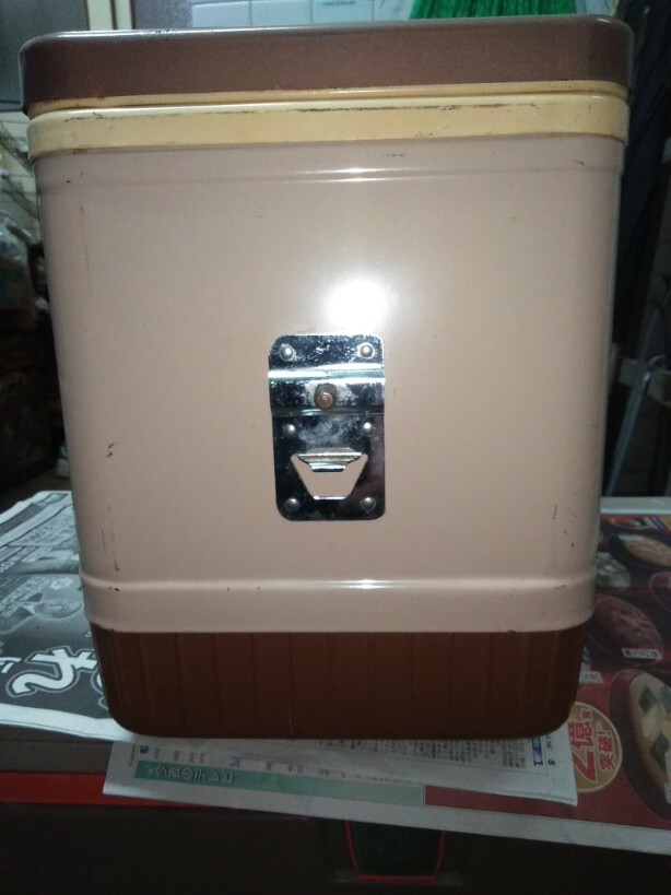 【訳アリ完全品では有りません!】ビンテージ・ユーズド品・コールマン・スノーライト・クーラーボックス・約28QT・バターナッツ色_画像6