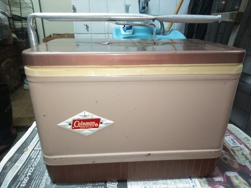 【訳アリ完全品では有りません!】ビンテージ・ユーズド品・コールマン・スノーライト・クーラーボックス・約28QT・バターナッツ色_画像2