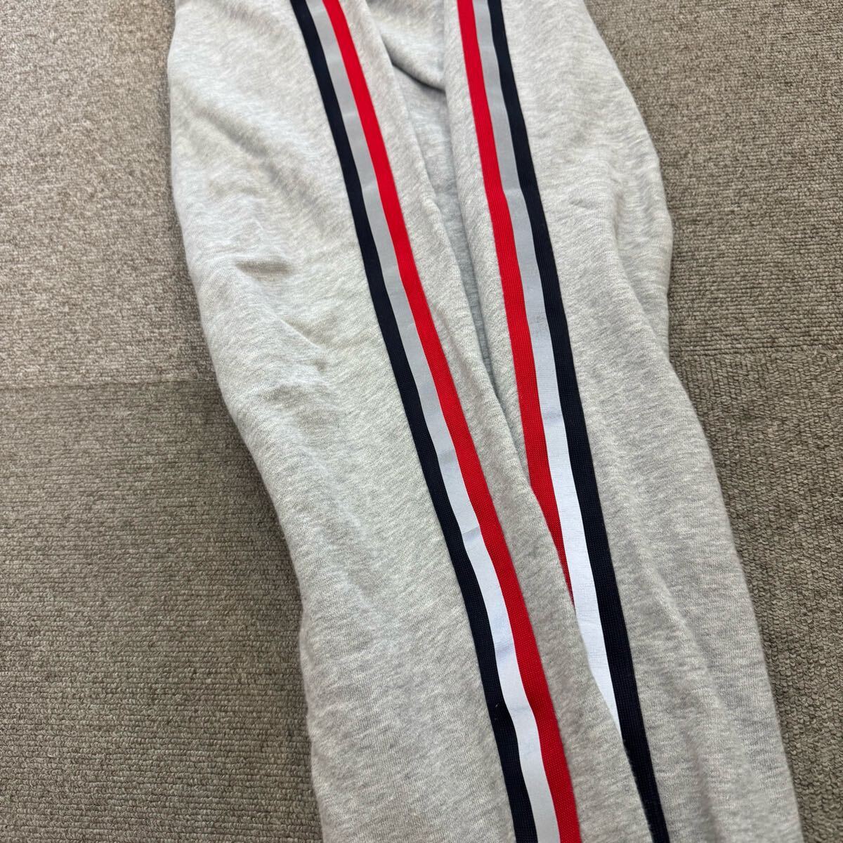 15『極美品?最高峰』 MONCLER モンクレール メンズ サイドライン ワッペンロゴ スウェット パンツ ジョガーパンツ グレー M相當(dāng)