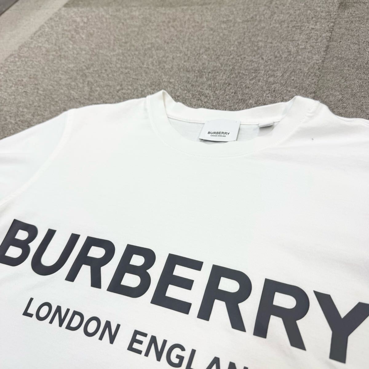7『美品?現(xiàn)行タグ』 BURBERRY バーバリー レディース 半袖 Tシャツ トップス カットソー ビッグロゴ プリント ホワイト Sサイズ