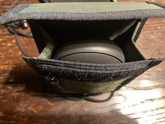 開閉口はマジックテープ式です