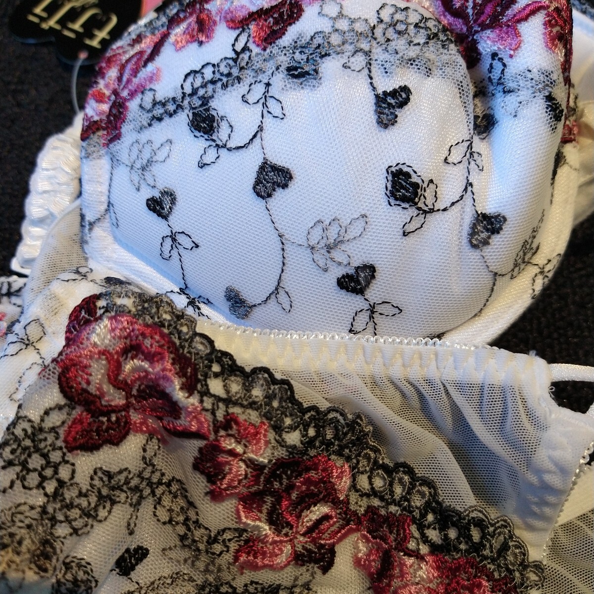 大人可愛い刺繍は、上下お揃い?