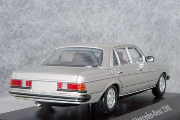 ● 1/43 メルセデス ベンツ 〓 230E ( W123 ) / 1982年 シルバー 〓 Mercedes Benz MINICHAMPS