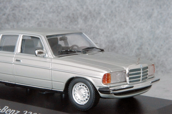 ● 1/43 メルセデス ベンツ 〓 230E ( W123 ) / 1982年 シルバー 〓 Mercedes Benz MINICHAMPS