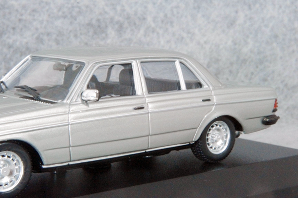 ● 1/43 メルセデス ベンツ 〓 230E ( W123 ) / 1982年 シルバー 〓 Mercedes Benz MINICHAMPS