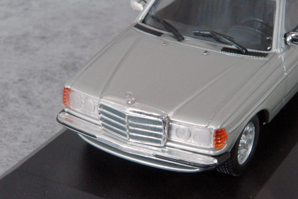 ● 1/43 メルセデス ベンツ 〓 230E ( W123 ) / 1982年 シルバー 〓 Mercedes Benz MINICHAMPS