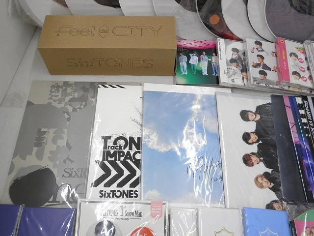 【中古品 同梱可】 タレント ジャニーズ SnowMan なにわ男子 SixTONE 他 うちわ ペンライト CD 等 グッズセット