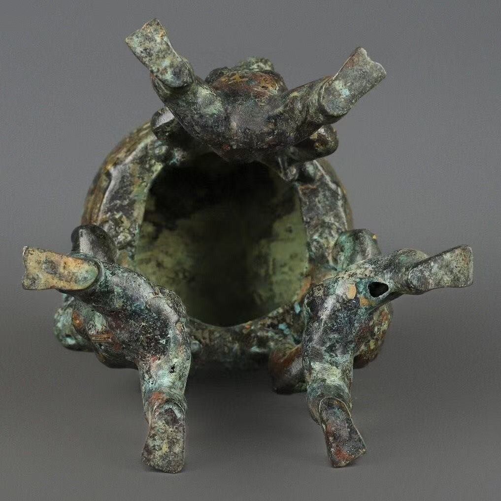 c25旧家収蔵 中国古玩 漢代 青銅器 錯金 三人鼓 重さ2150グラム、