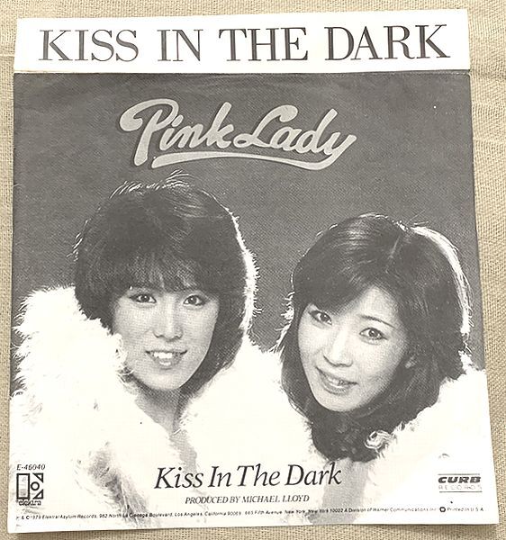 ◇シングル ピンク?レディー US盤 折り返しシートと歌詞カード付 Elektra Butterflyラベル Pink Lady Kiss In The Dark Walk Away E-46040