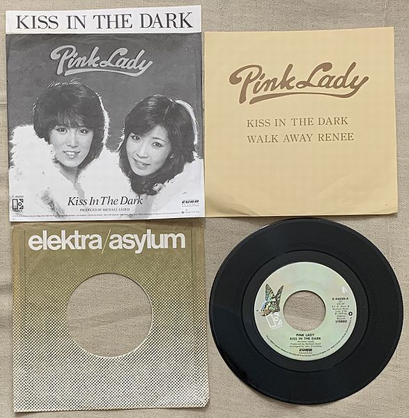 ◇シングル ピンク?レディー US盤 折り返しシートと歌詞カード付 Elektra Butterflyラベル Pink Lady Kiss In The Dark Walk Away E-46040