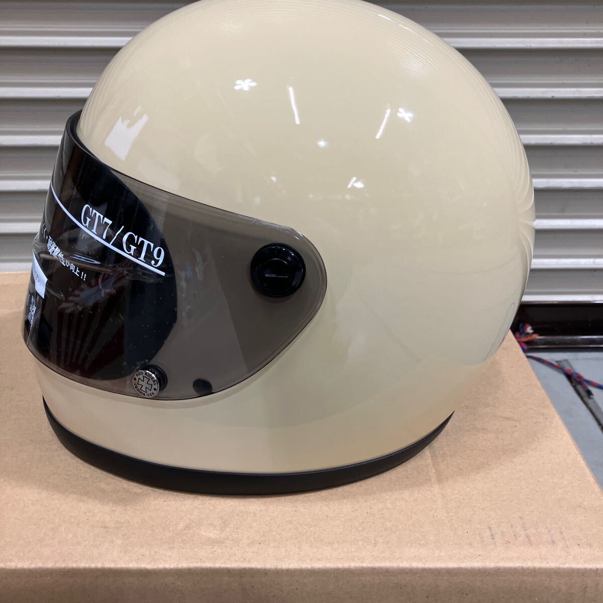 GT7ヘルメット　アイボリー　ライトスモークシールド フルフェイス 族ヘル_画像3