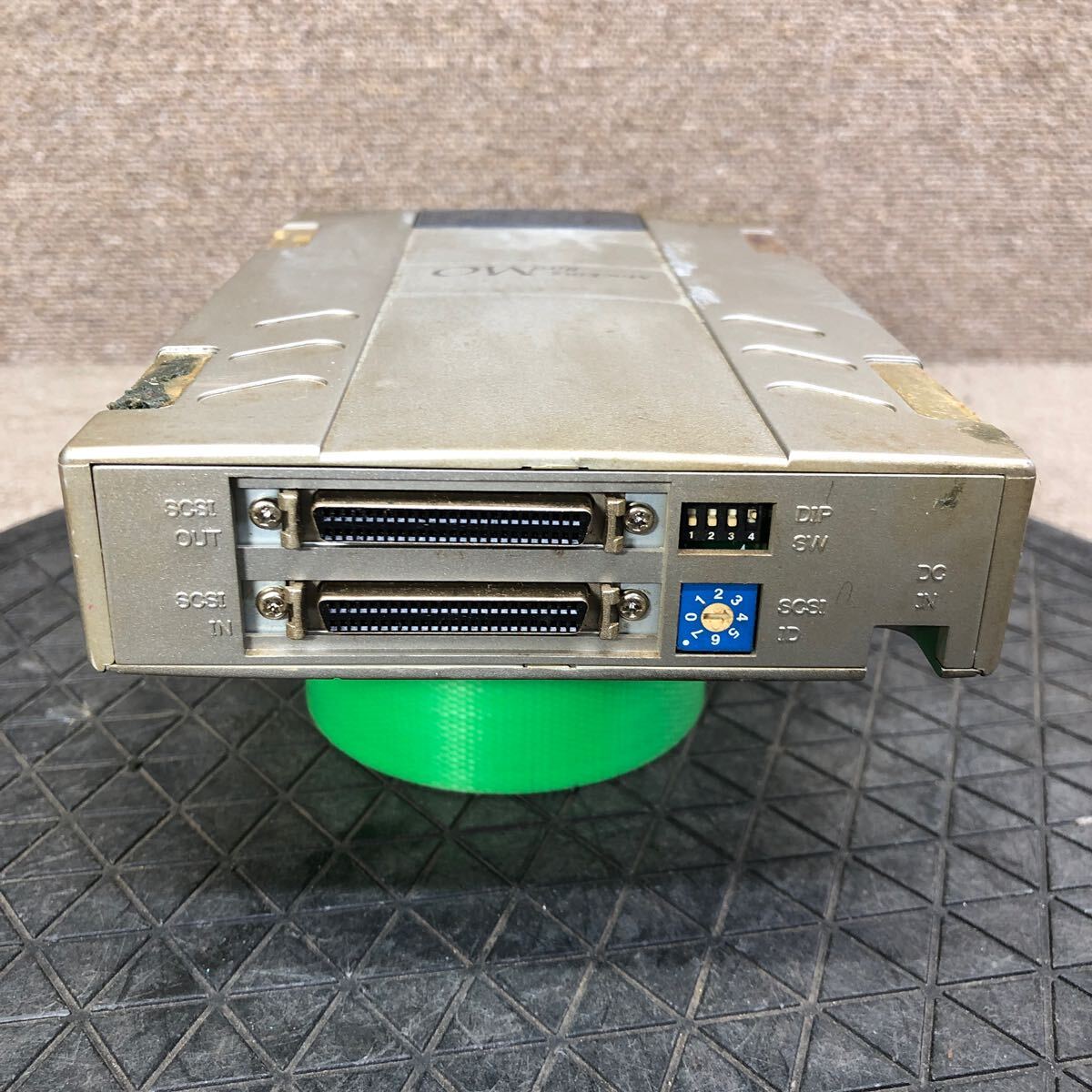 98-1299 激安 レトロPC パーツ 外付け MOドライブ 640MB FUJITSU FMO-640W2 SCSI 動(dòng)作未確認(rèn) ジャンク