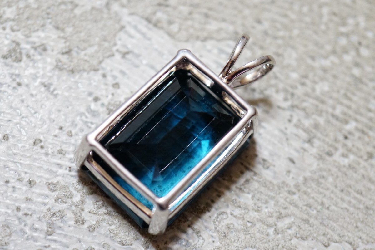 142 ブルートパーズ ペンダント ネックレス ヴィンテージ アクセサリー 寶石 色石 カラーストーン 裝飾品