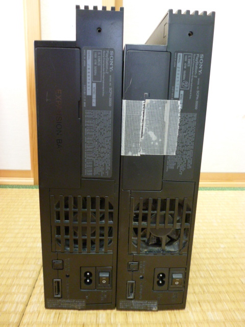 左:SCPH-35000、右:SCPH-30000