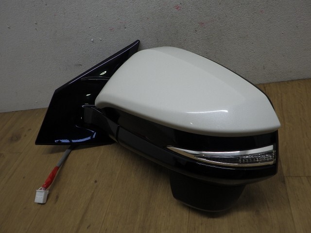 ハリアー 　ZSU65W 左ドアミラー　サイドミラー 070 ムラカミ G095 87940-48640