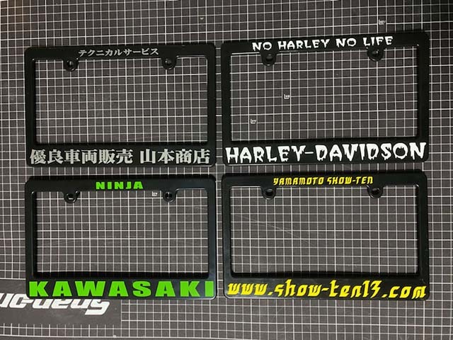 ★送料無料★ オートバイ ナンバーフレーム ブラック22（上下文字）