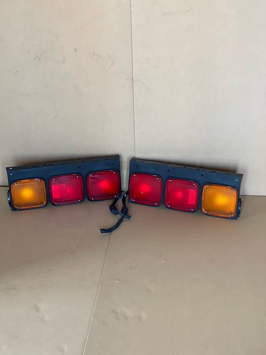 143 большой * средний для грузовика задний фонарь задний фонарь левый и правый в комплекте Koito 220-11951 24V 24F Triple задние фонари 