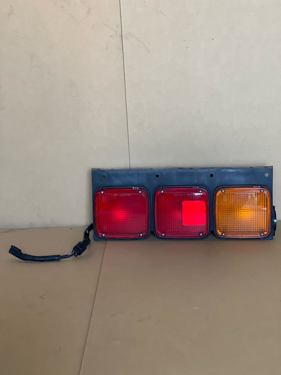 143 большой * средний для грузовика задний фонарь задний фонарь левый и правый в комплекте Koito 220-11951 24V 24F Triple задние фонари 