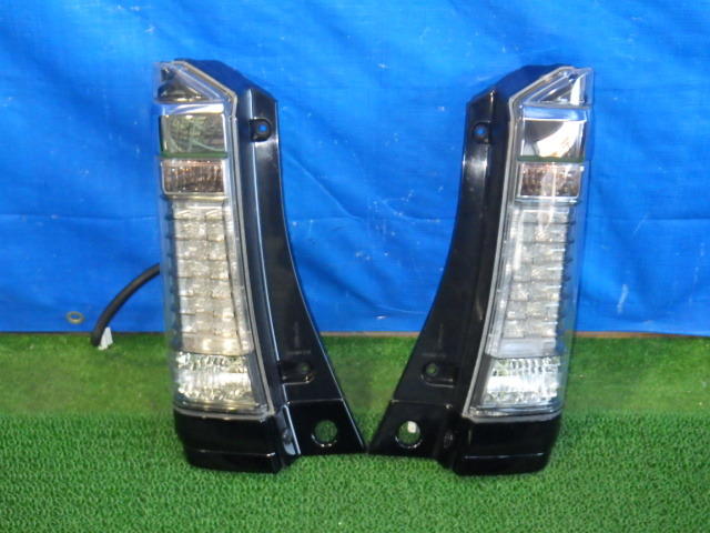 ホンダ N-BOXカスタム JF1 左右テールランプ セット ICHIKOH D106 GターボLパッケージ JF2 【管理番號 0165 RG8-10】中古【小物】25