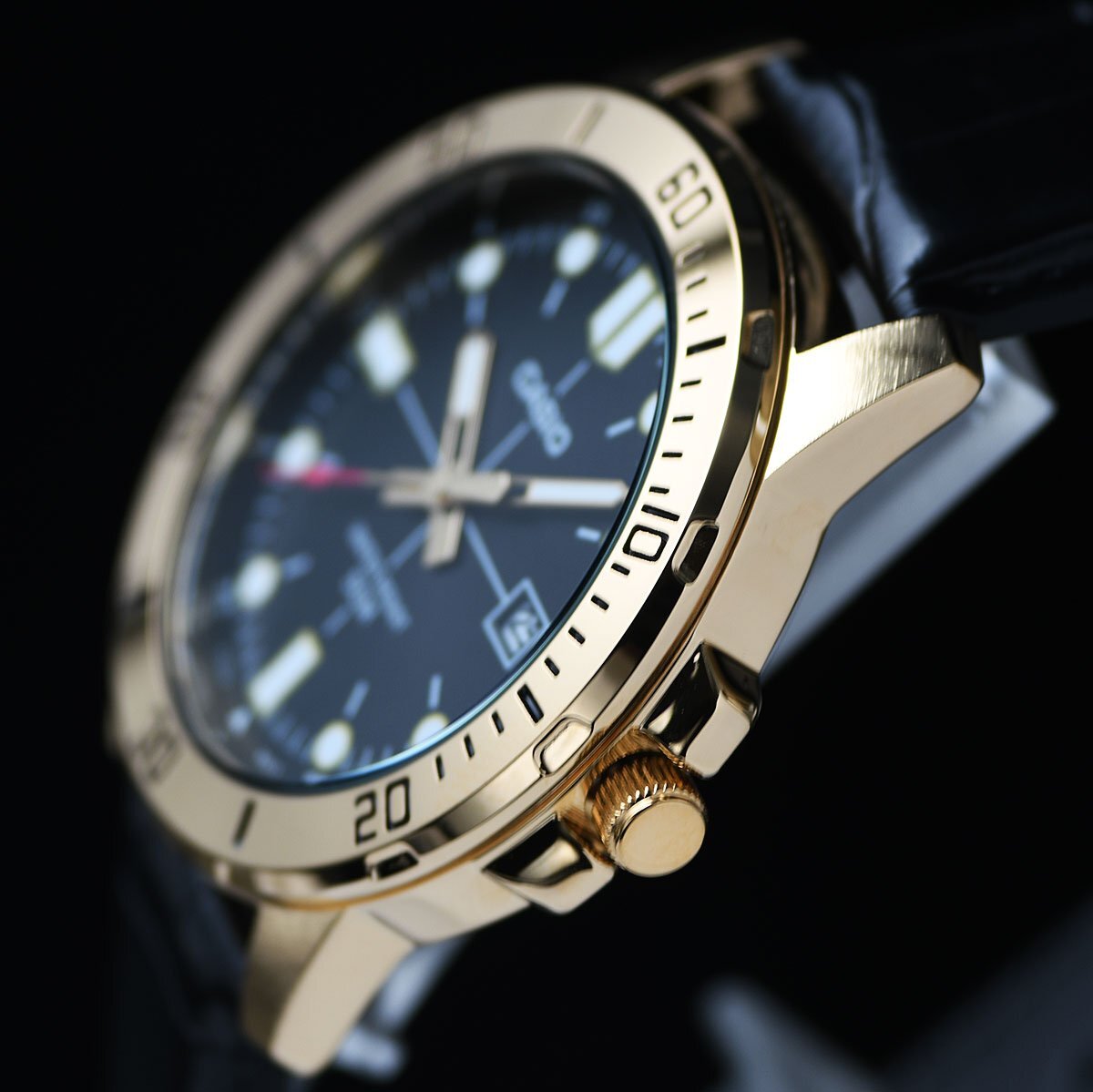 逆輸入カシオ 新品1円 視認(rèn)性高くシンプルで飽きがこない ゴールド＆ブラックメタリック 50m防水 腕時計 CASIO メンズ 日本未発売