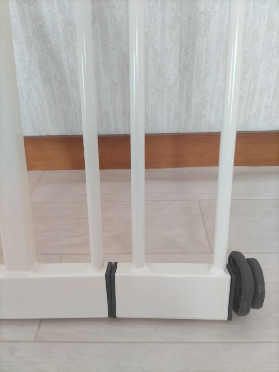 即決美品◆日本育児◆ベビーゲートフェイス◆６８?１１０cm◆スチール★拡張パネル２本付、取説、付屬箱あり★送料安