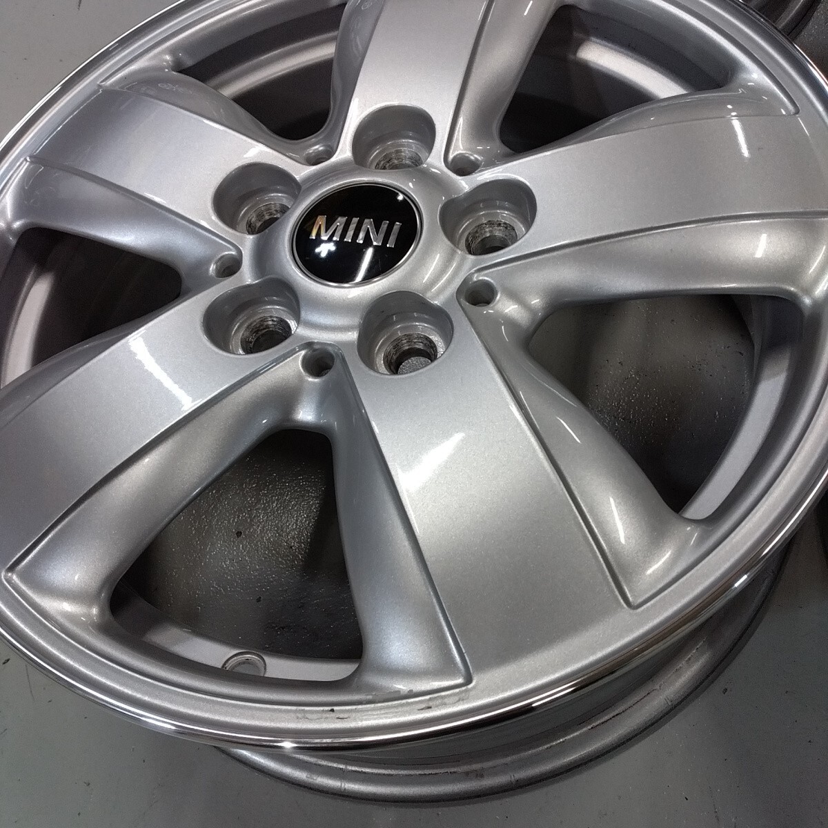 プチカスタム★ ＭＩＮＩ　５穴車　Ｆ５５　Ｆ５６　ミニ クーパー 純正　ヘリ・スポーク492　リム淵鏡面仕上げ　ワン　クーパーＤ　軽量★_画像9