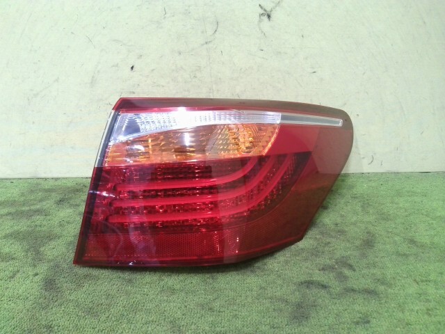 レクサス LS DAA-UVF46 右テールランプ 2UR-FSE 214 50-117 81550-50230 中古_画像1
