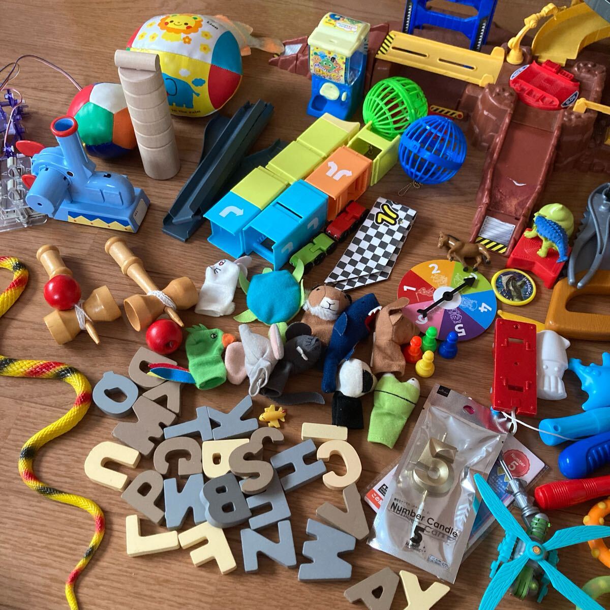 おもちゃ 玩具 オモチャ ロボット トミカ 車 クルマ 釣り アルファベット おもちゃ 玩具 オモチャ ロボット トミカ 車 クルマ 釣り