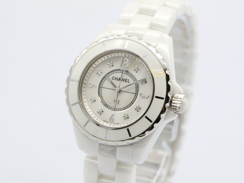 【 シャネル CHANEL 】 腕時計(jì) J12 H2422 ホワイトセラミック シェル文字盤 33mm 8Pダイヤ クォーツ レディース □新著 60035-0